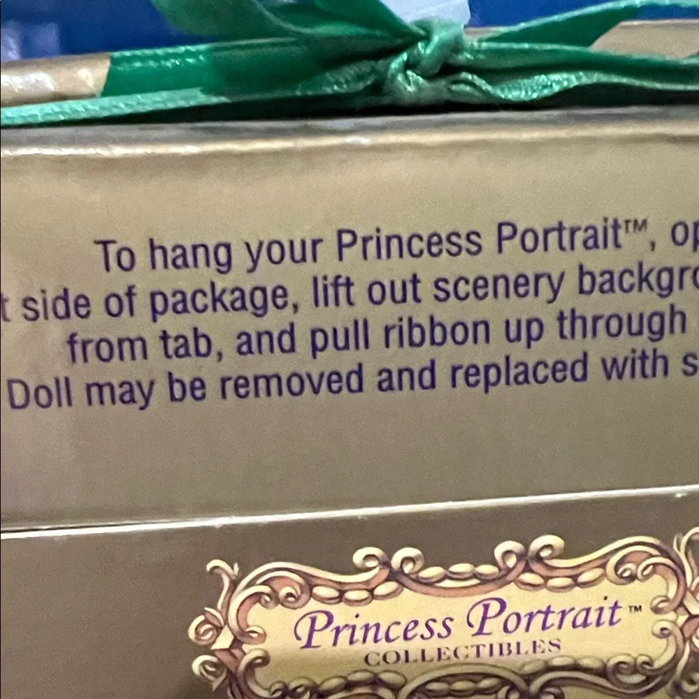 Mattel Snow White Princess Portrait Collectible Doll - Blue, Yellow, Red